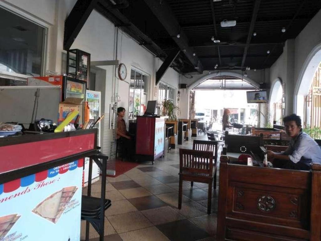 Vindhika Hotel Pengayoman Makassar Exterior foto